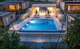 Boora Glamp Experience & Heated Infinity Pool